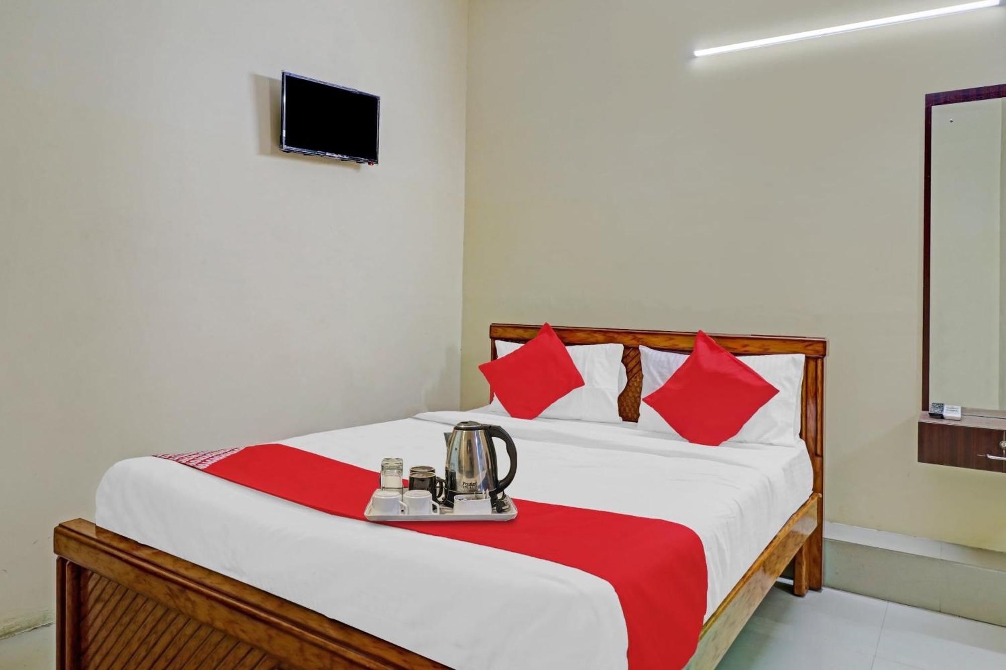 Hotel O Lakshmi Sri Deluxe Boarding & Lodgeing Kumbalgod Exterior photo